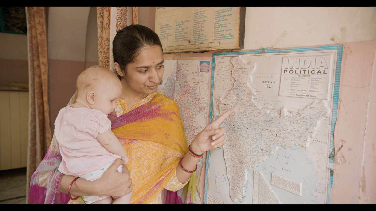 Kinder mit einer Landkarte in Indien