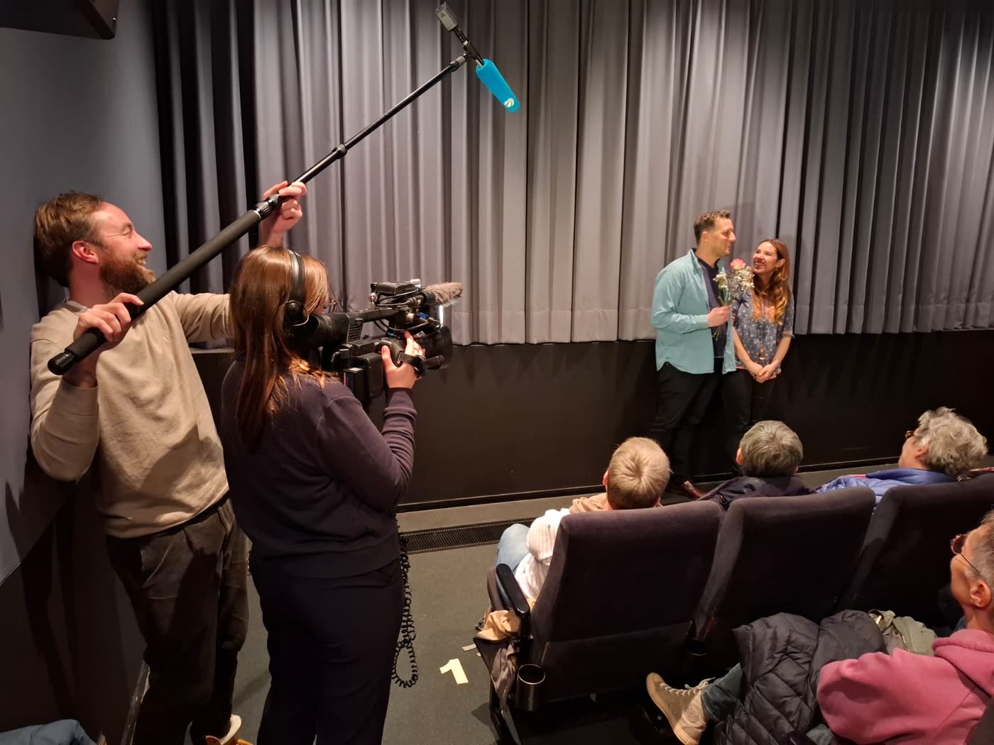 TV-Team filmt bei der Kinopremiere